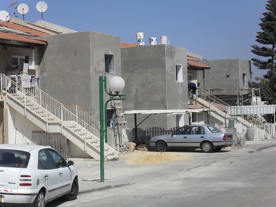 Building new shelters in Sderot, September 15, 2009.