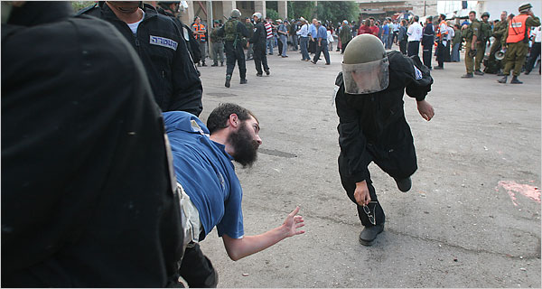 Riot_Police_and_Settler.jpg Riot_Police_and_Settler.jpg